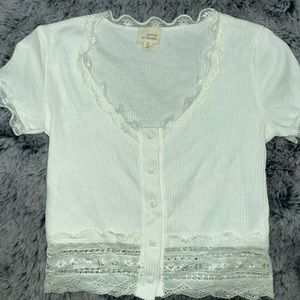 White shirtsleeve buttoned top